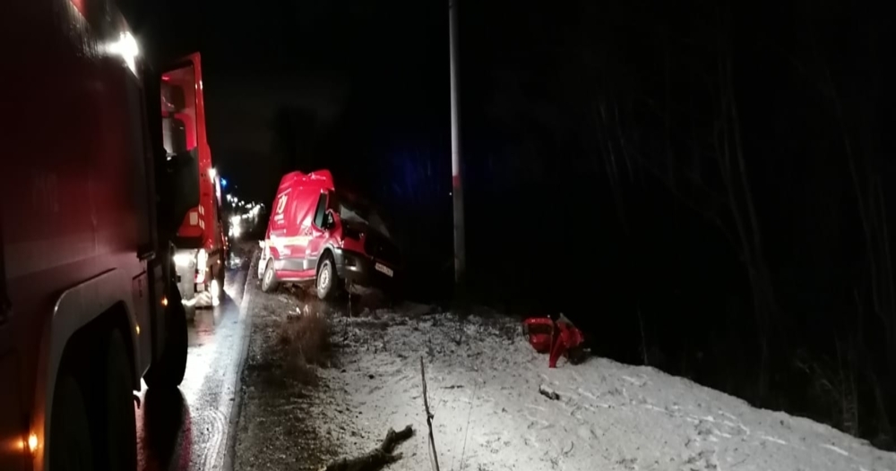 Braşov: Autoutilitară intrată într-un cap de pod după ce un copac doborât de vânt a căzut peste ea