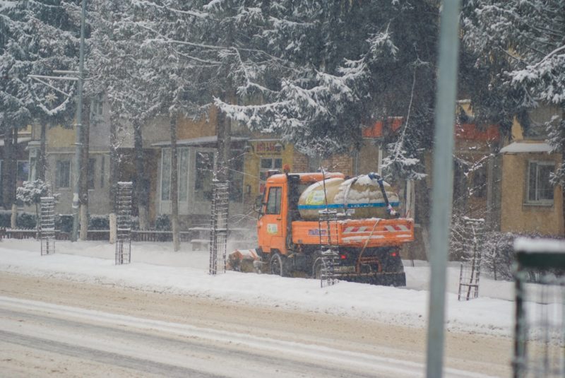 6 utilaje de deszăpezire lucrează în Tg. Mureș