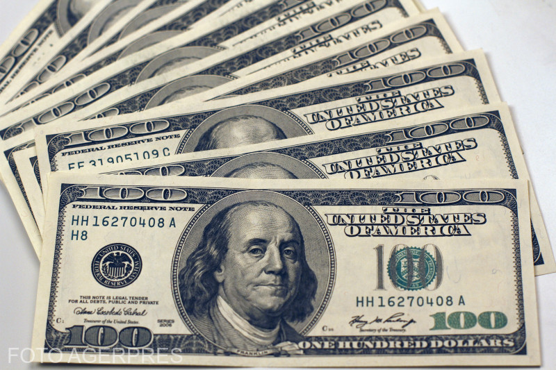 Dolarul american a depășit, în premieră, pragul de 5 lei