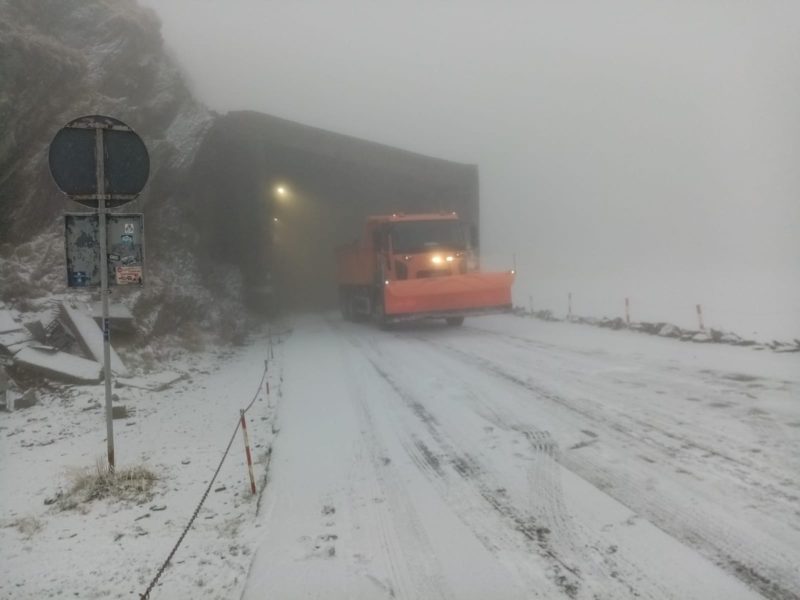 Circulație în condiții de iarnă pe Transfăgărășan
