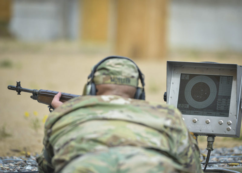 Exerciţii militare cu trupe şi tehnică blindată în poligonul din Sfântu Gheorghe