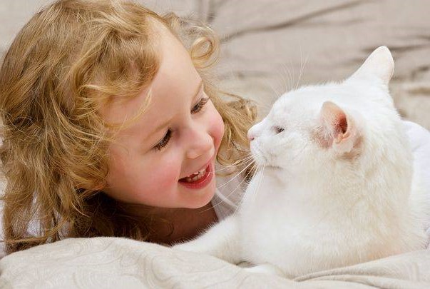 Copiii pot să primească un animal de companie de la vârsta la care încep să înțeleagă responsabilitatea care le revine, spun specialiștii