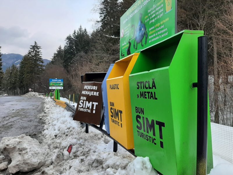 Peste 5 metri cubi de gunoi colectat de drumari de pe DN 13 E