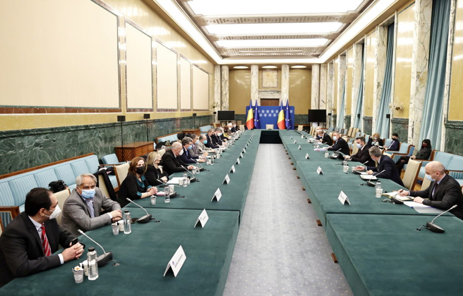 Guvernul decide astăzi în ce fel şi de la ce dată vor scădea facturile la curent şi la gaze