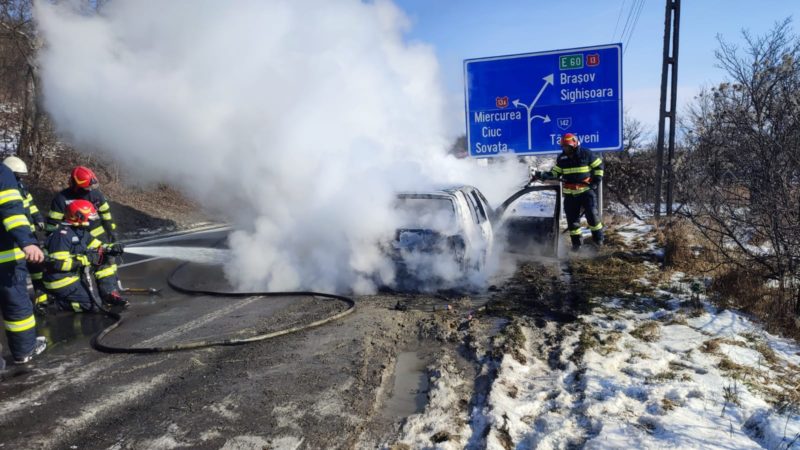 Un autoturism a ars aproape complet pe DE 60, la Bălăușeri, jud.Mureș Un autoturism a ars aproape complet pe DE 60, la Bălăușeri, jud.Mureș