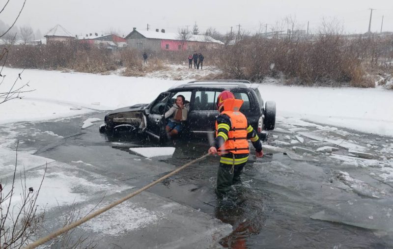 O mașină a alunecat în râul Mureș pe raza localității Gălăuțaș