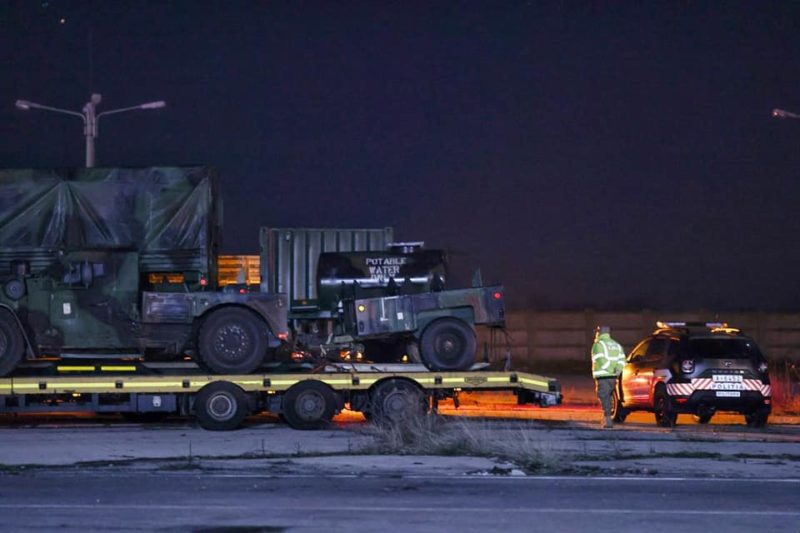 Primul convoi cu tehnică militară aparţinând detaşamentului american a ajuns aseară în România