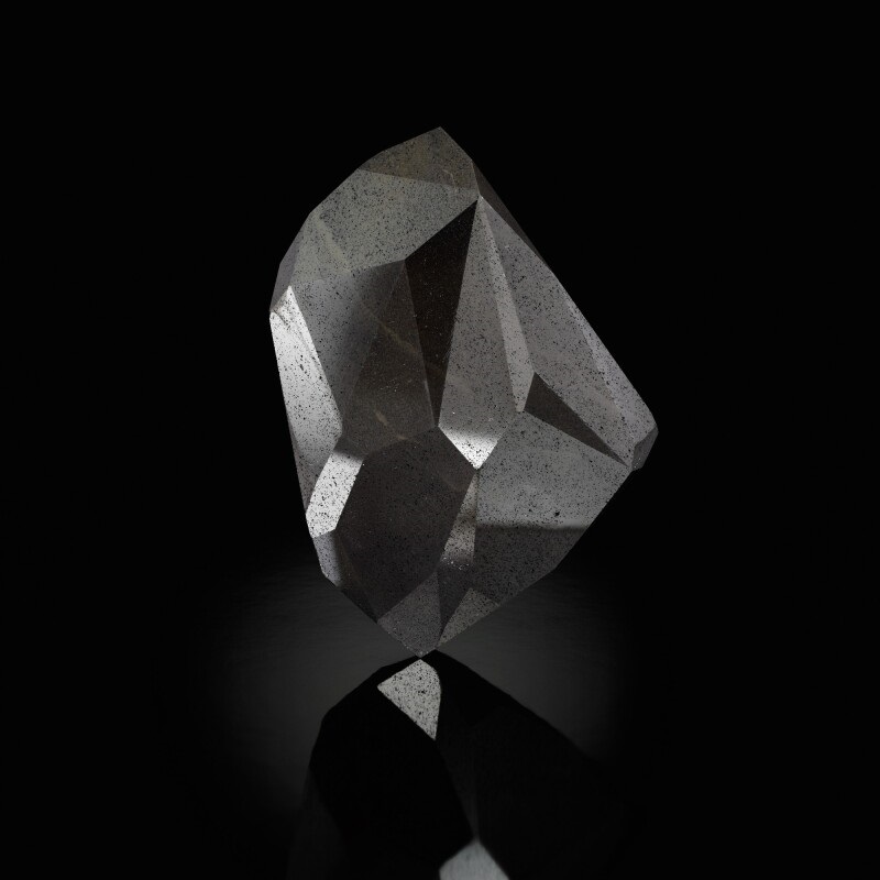 Casa Sotheby”s scoate la licitaţie cel mai mare şi mai misterios diamant negru din lume