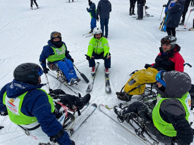 Primii monitori de schi cu dizabilității motorii din România vor activa în Poiana Brașov
