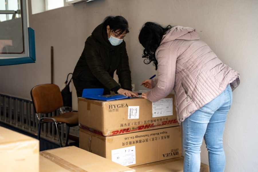 Primăria Mediaş distribuie gratuit jumătate de milion de măşti de protecţie
