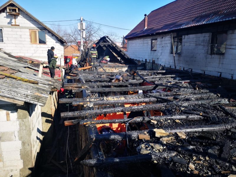 Incendiu în cartierul reghinean Apalina. Flăcările au cuprins 200 mp dintr-o gospodărie