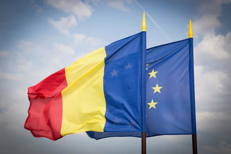 Forumul Civic al Românilor solicită reamplasarea catargelor cu steaguri în faţa Prefecturii din Sfântu Gheorghe
