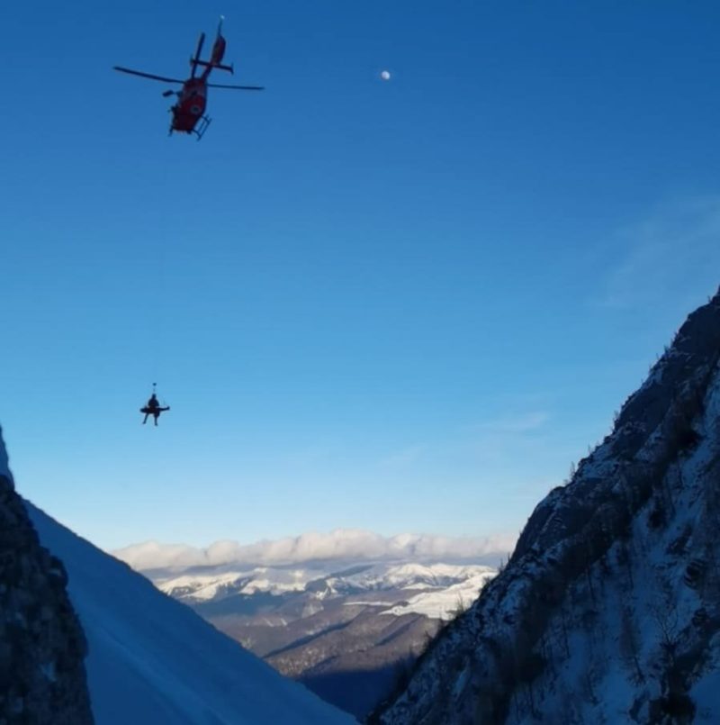 Turistă salvată cu ajutorul unui elicopter SMURD Mureș