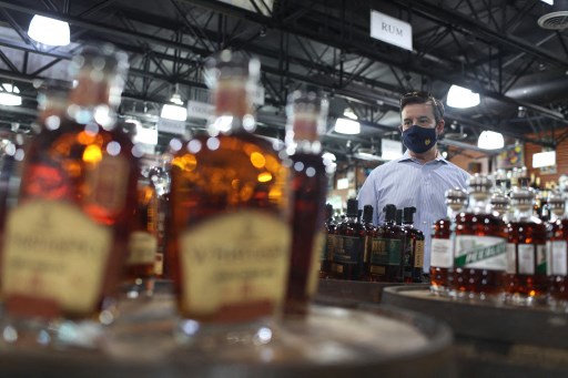 Sancțiuni mai dure pentru unitățile comerciale care vând țigări și alcool minorilor
