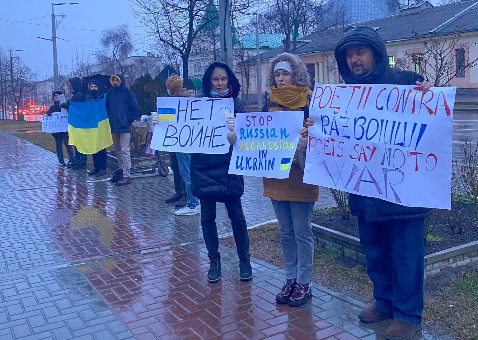 Poeții contra războiului