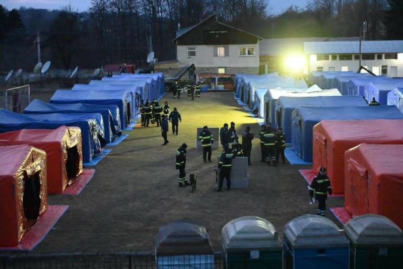 Preşedintele Iohannis, în vizită la tabăra mobilă de refugiaţi de la Siret