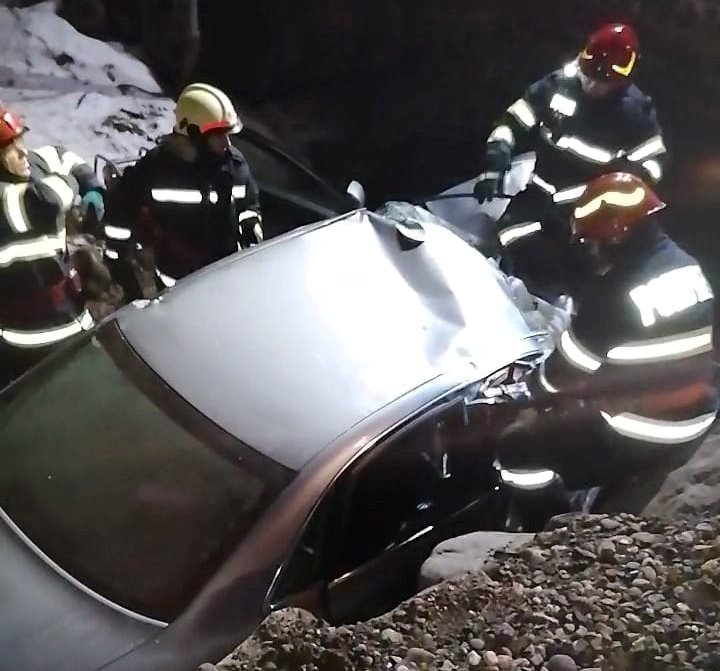 Autoturism căzut într-un pârâu, în județul Mureș