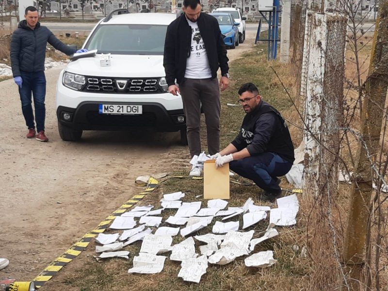 Zeci de buletine de vot pentru alegerile din Ungaria aruncate pe câmp în Livezeni