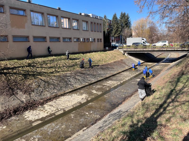 Deținuții, participanți ca voluntari la ecologizarea pârâului Poclos din Tg.Mureș