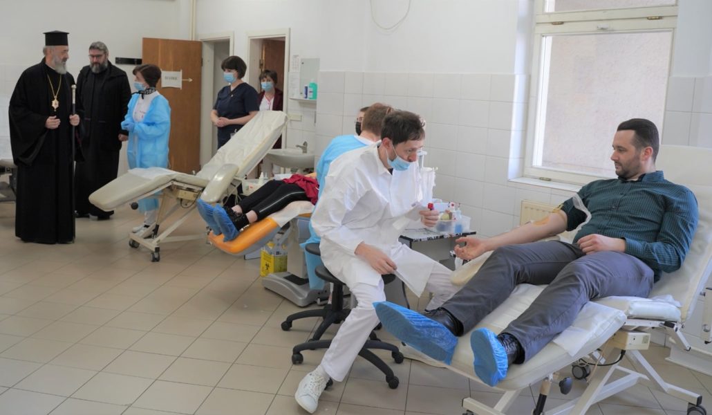 60 de preoți și credincioși însoțiți de arhiepiscopul Irineu au donat sânge la Tg.Mureș