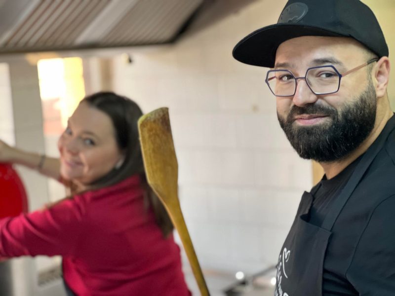 90 de porții de guiaș pregătite de doi mureșeni pentru ucrainenii din Tg.Mureș