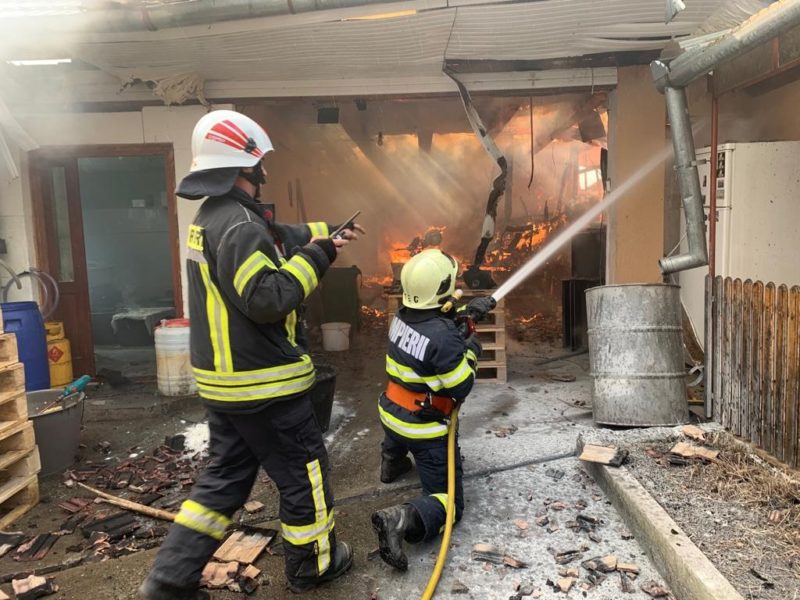 Incendiu la o casă de locuit din localitatea mureșeană Câmpenița