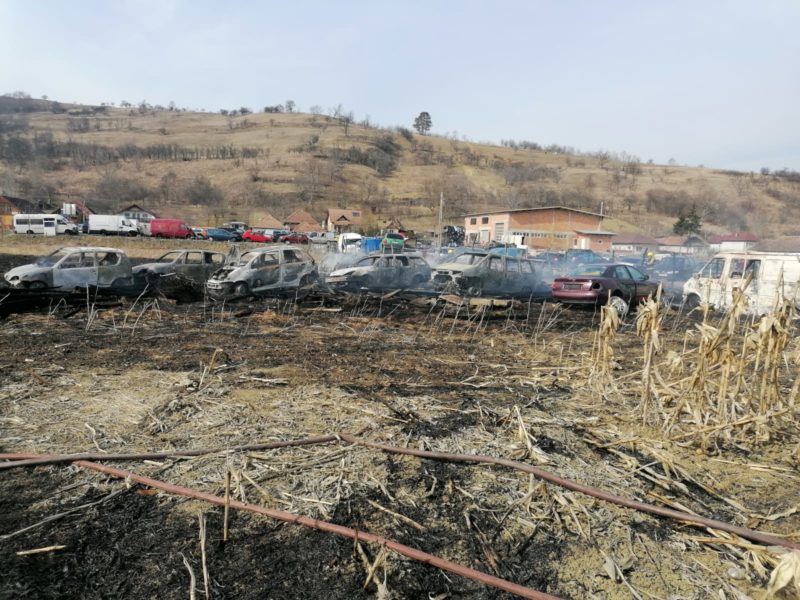 25 de mașini au ars la un centru de dezmembrări din jud. Mureș 25 de mașini au ars la un centru de dezmembrări din jud. Mureș