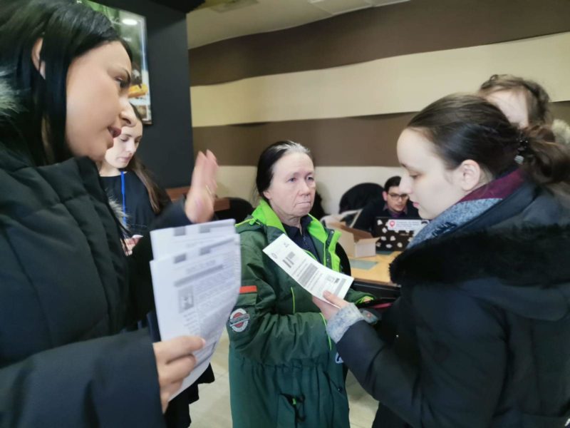 AJOFM Mureș distribuie pliante cu informații pentru refugiații ucraineni