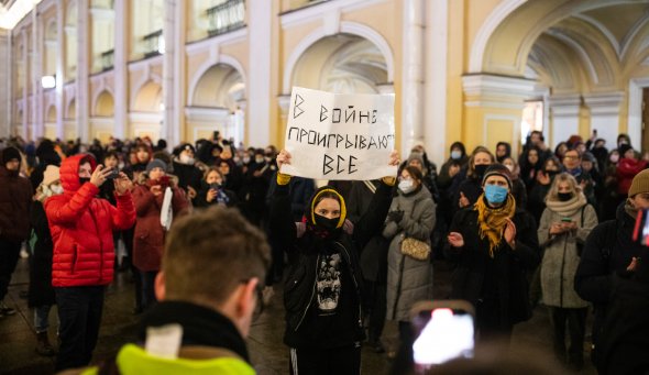 Peste 2.000 de protestatari anti-război au fost arestaţi duminică în Rusia