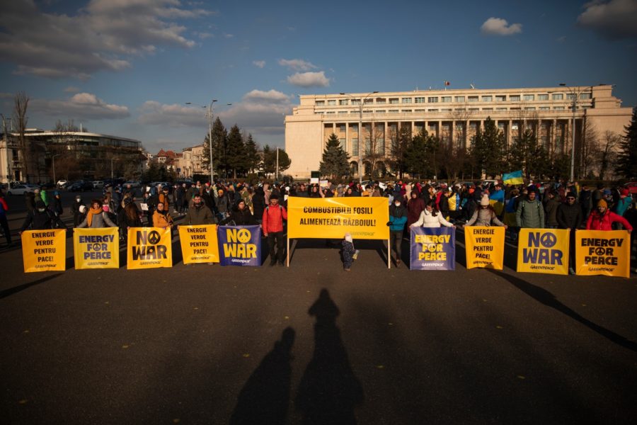 Zeci de persoane au protestat ieri în Bucureşti împotriva războiului din Ucraina