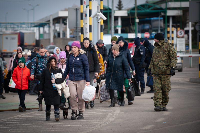 Peste jumătate dintre români declară că s-au implicat în susţinerea refugiaţilor ucraineni