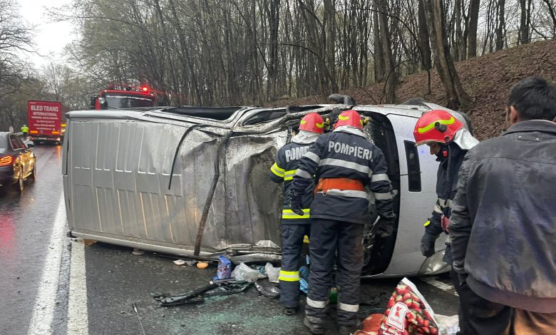 Microbuz răsturnat aseară pe DN1, la Hula Bradului