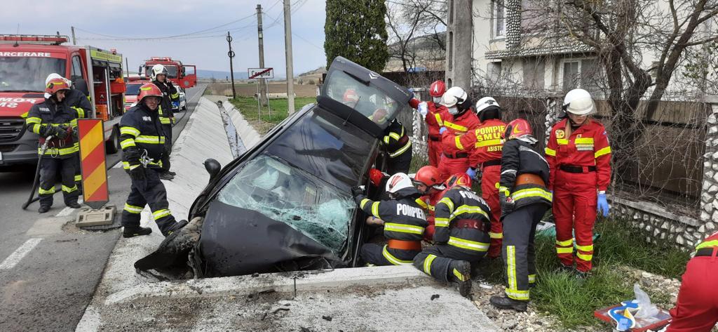Persoană în stare gravă după ce un autoturism a intrat într-un cap de pod, la Cerghid