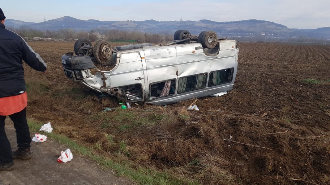 Microbuz răsturnat în afara părții carosabile pe DN14, între Mediaș și Brateiu