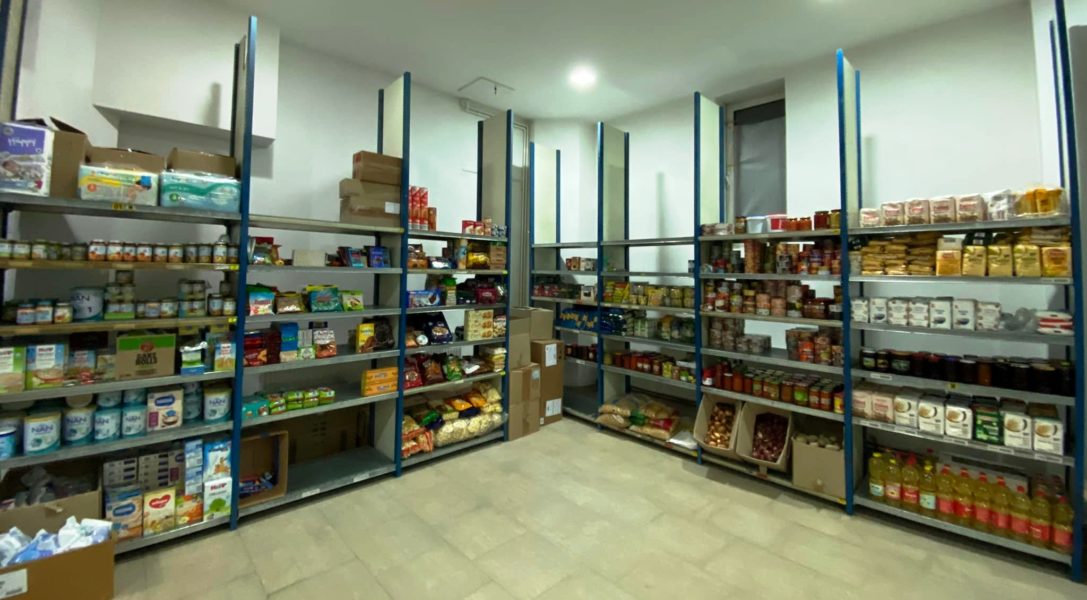 Zeci de ucraineni vin săptămânal la magazinul social din Tg. Mureș