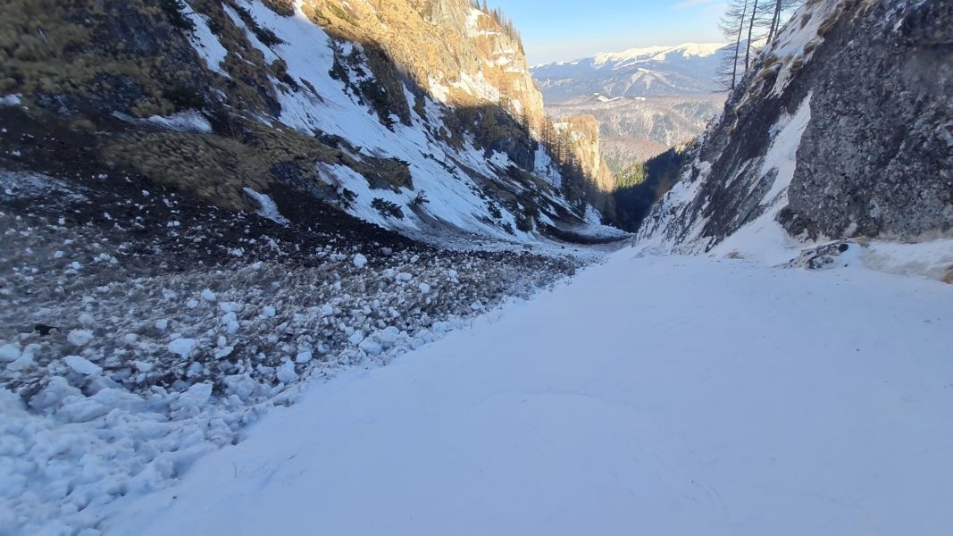 Risc mare de avalanşă în munţii Bucegi, la peste 1.800 de metri altitudine