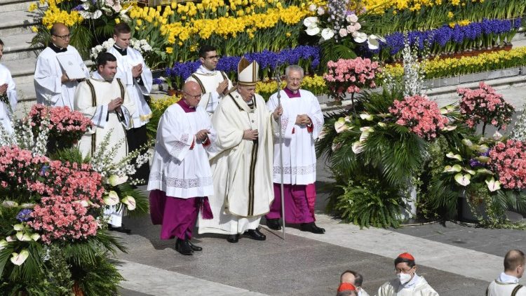 Mii de credincioşi au asistat la Sfânta Liturghie din Piazza San Pietro din Vatican