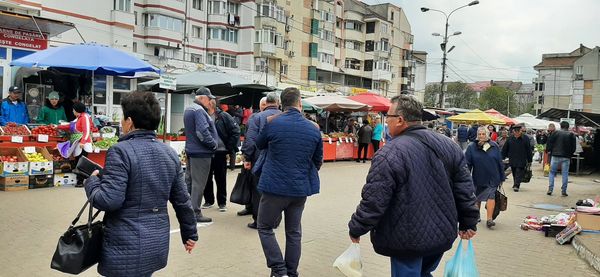 Românii vor aloca, în medie, un buget de 533 de lei pentru masa de Paşte Românii vor aloca, în medie, un buget de 533 de lei pentru masa de Paşte