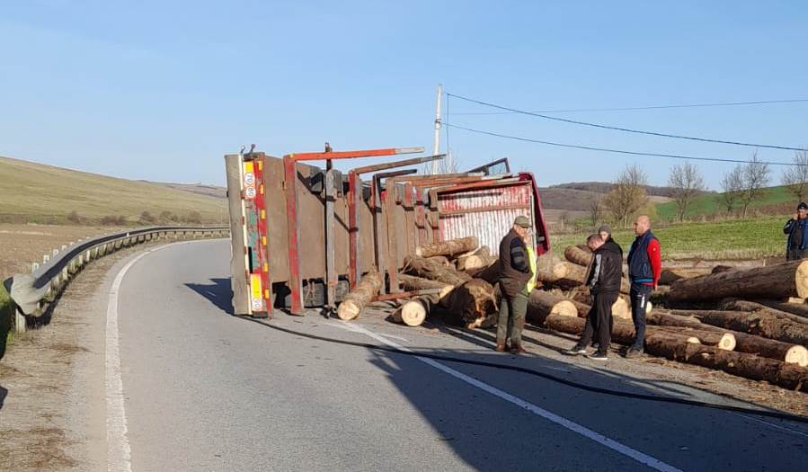 TIR răsturnat vineri dimineața pe raza localității Lunca