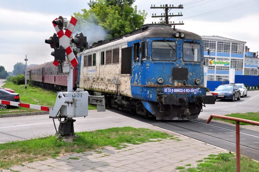 Traficul feroviar oprit între Răstoliţa şi Lunca Bradului din cauza unei avarii