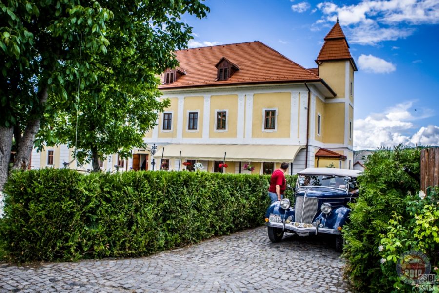 Raliu de mașini clasice pe ruta a zece castele din Mureș și Bistrița Năsăud
