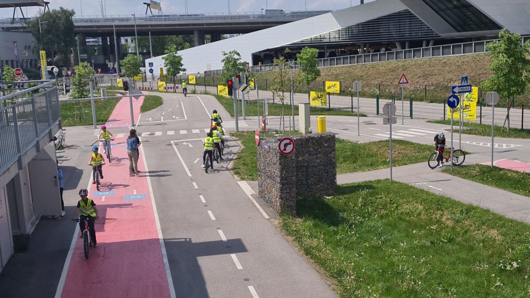 Sibiu: Un ONG şi-a propus să înveţe copiii din municipiu să meargă pe bicicletă