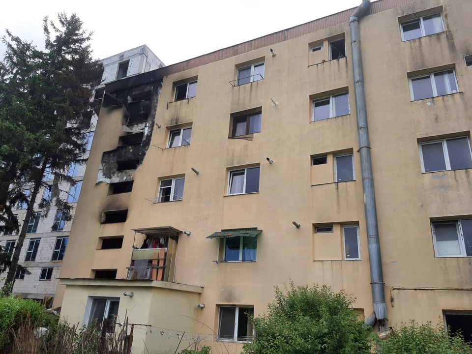 Locatarii din blocul incendiat sunt ajutați de Primăria Brașov