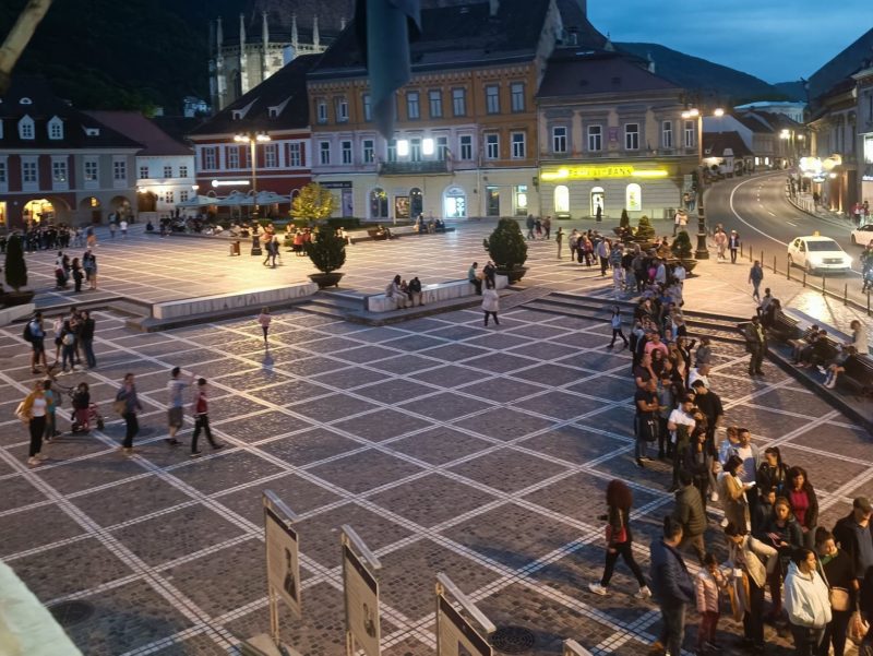 Mii de brașoveni de toate vârstele au stat la coadă, sâmbătă noapte, pentru a vizita muzeele brașovene Mii de brașoveni de toate vârstele au stat la coadă, sâmbătă noapte, pentru a vizita muzeele brașovene