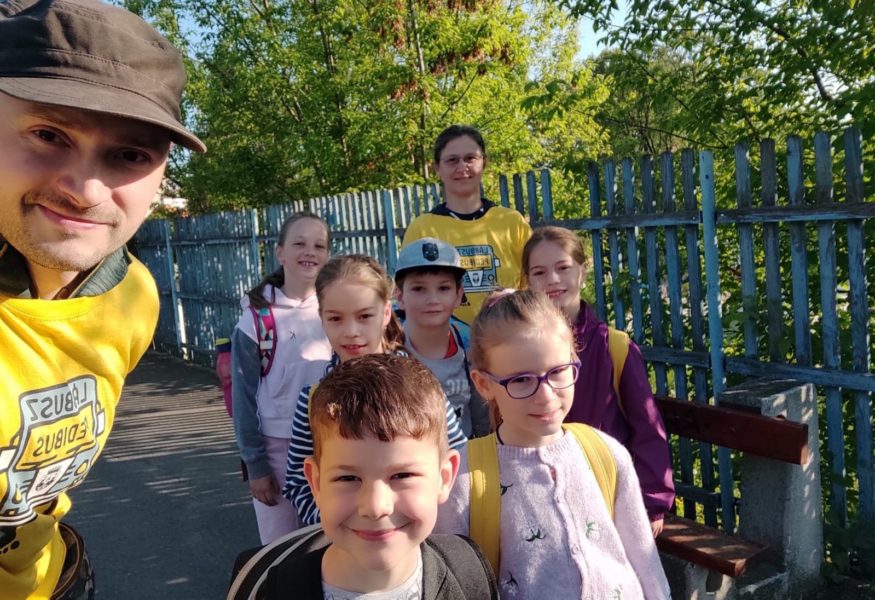 Covasna: Peste 550 de voluntari implicaţi în programul Pedibus, care încurajează elevii să meargă pe jos la şcoală Covasna: Peste 550 de voluntari implicaţi în programul Pedibus, care încurajează elevii să meargă pe jos la şcoală