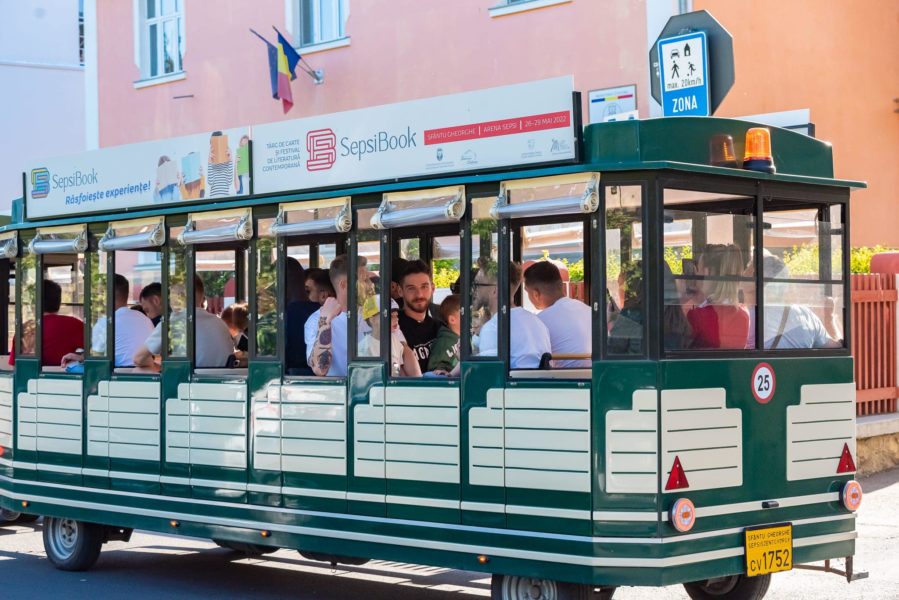 Curse cu trenuleţul turistic pentru vizitatorii Târgului de carte SepsiBook