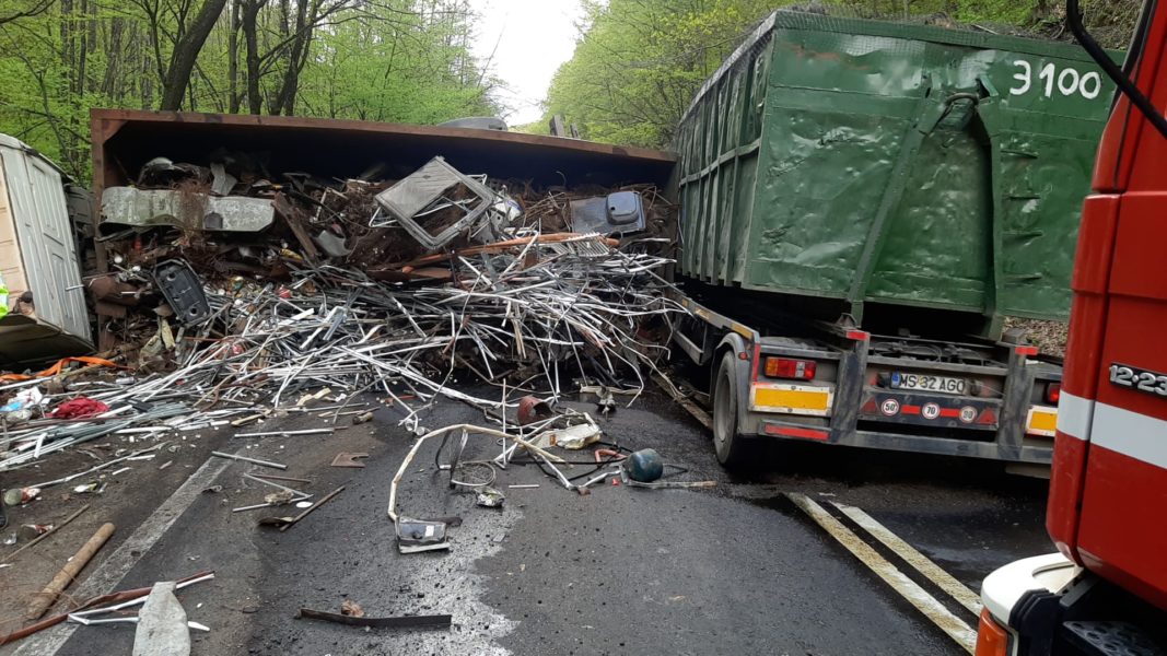 Trafic restricționat de un tir răsturnat în Pădurea Bogății, pe DN13