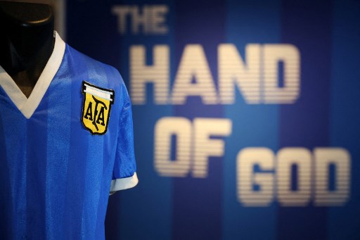 Tricoul “mâna lui Dumnezeu” a lui Maradona a fost licitat pentru aproape 8,8 milioane de euro Tricoul “mâna lui Dumnezeu” a lui Maradona a fost licitat pentru aproape 8,8 milioane de euro