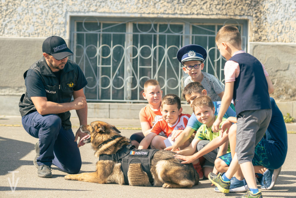 Câinii polițiști Keto și Man, atracția zilei la Colegiul Unirea din Tg.Mureș