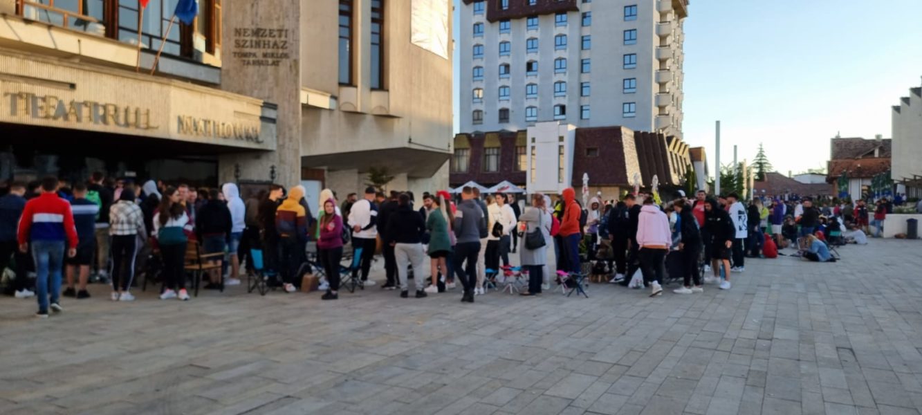 Peste 100 de tineri stau la rând, la Tg. Mureș, pentru a dona sânge